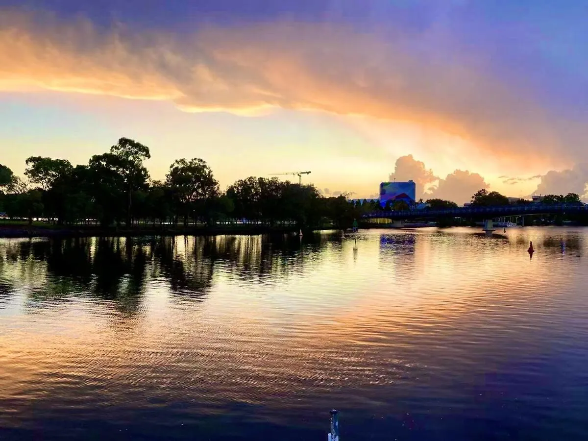 Charming Chevron Island Haven- Dog-Friendly Retreat Right On Main River Gold Coast