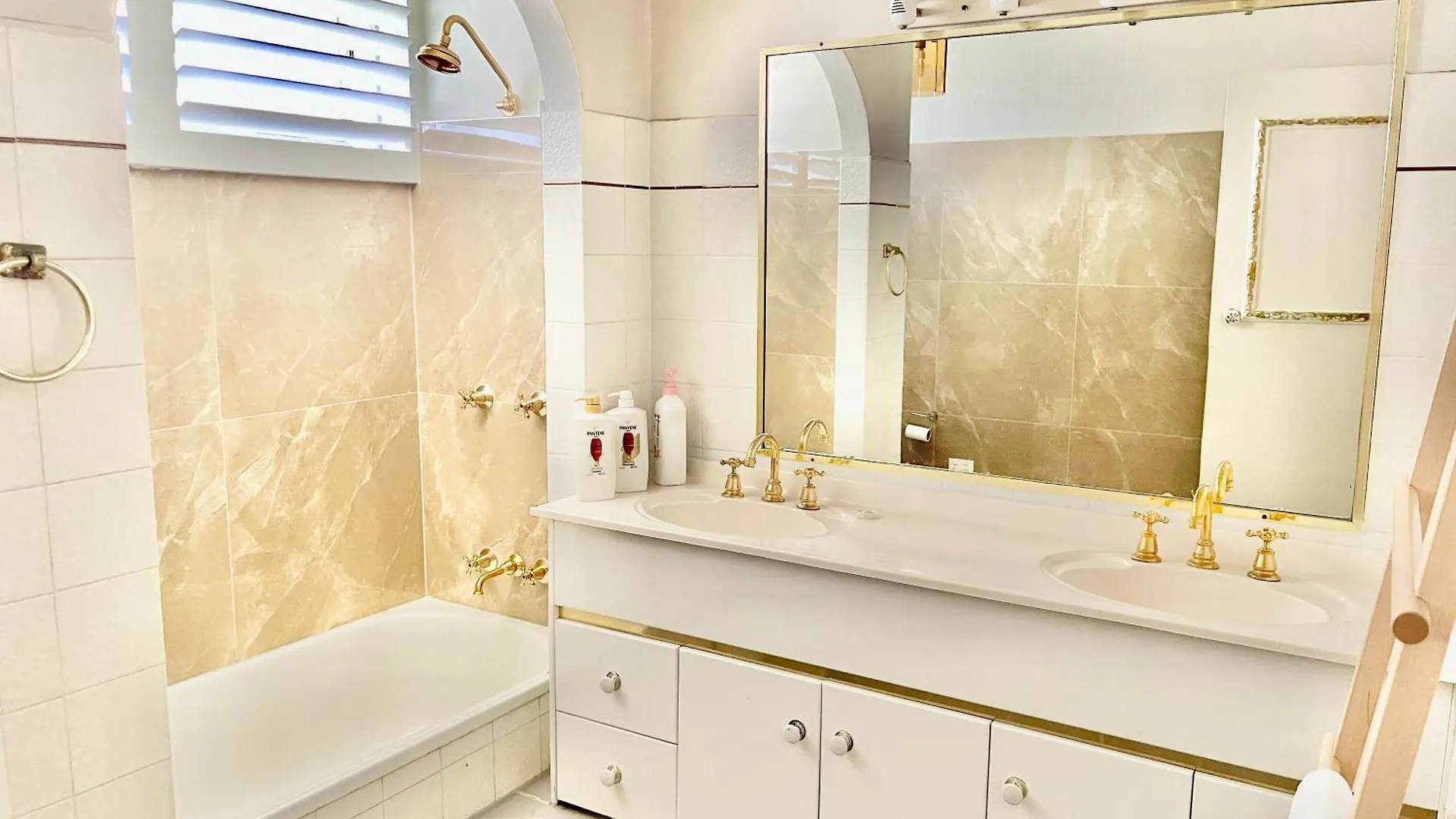 Villa Charming Chevron Island Haven- Dog-Friendly Retreat Right On Main River Gold Coast